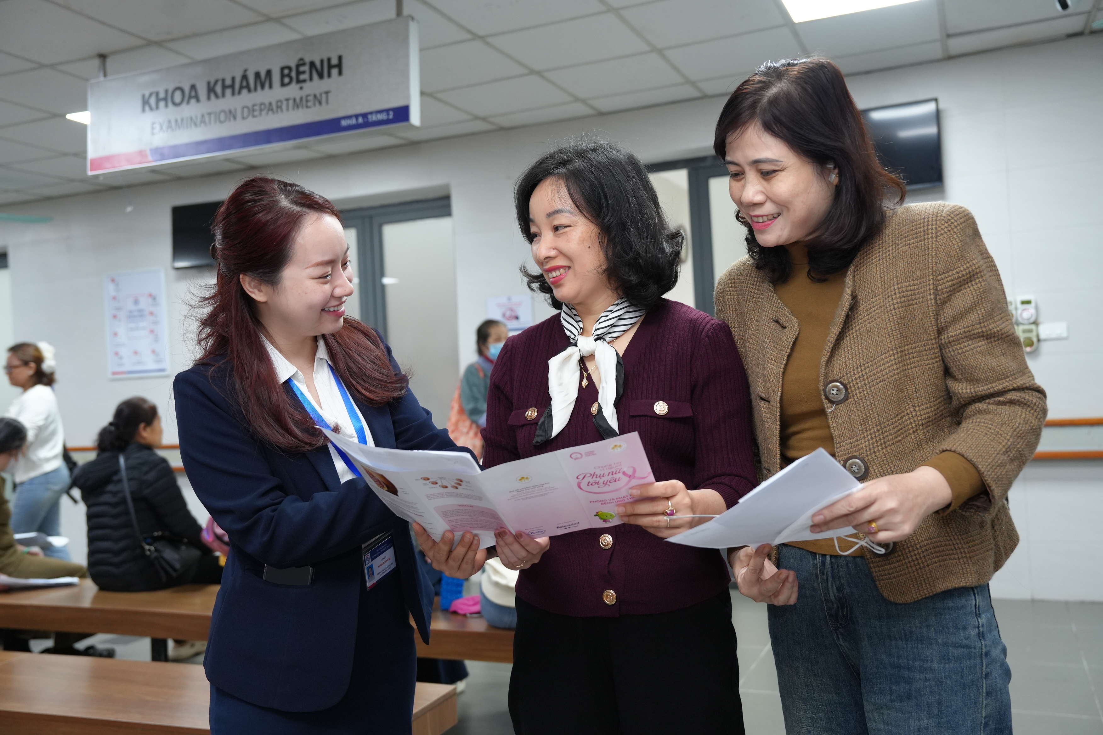 Hơn 400 phụ nữ được khám tầm soát ung thư vú miễn phí tại Bệnh viện Ung Bướu Hà Nộ