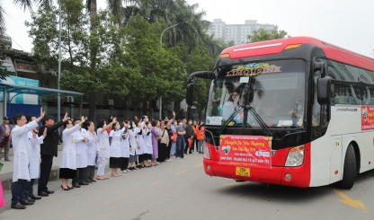 Hơn 700 người bệnh ung thư về nhà ăn Tết trên những chuyến xe yêu thương