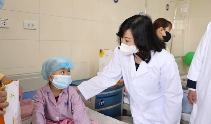 Bộ trưởng Bộ Y tế Đào Hồng Lan tặng quà bệnh nhi ung thư tại bệnh viện K
