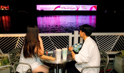 Các tòa nhà đồng loạt chuyển hồng, hưởng ứng tháng hành động phòng chống ung thư vú