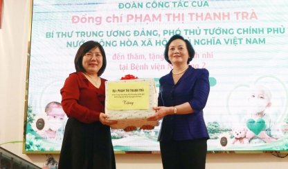 Phó Thủ tướng Phạm Thị Thanh Trà thăm và tặng quà cho bệnh nhi tại bệnh viện Nhi Đồng 2