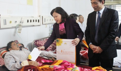Thứ trưởng Bộ Y tế Nguyễn Thị Xuyên tặng quà bệnh nhân ung bướu