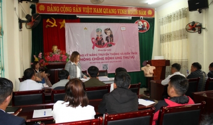 100 phụ nữ dân tộc Mông tại tỉnh Điện Biên được bác sĩ tư vấn về ung thư vú