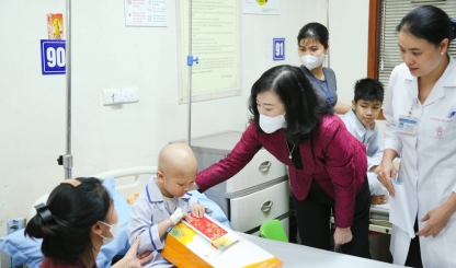Bộ trưởng Bộ Y tế thăm và tặng quà bệnh nhi tại Viện Huyết học và Truyền máu Trung ương