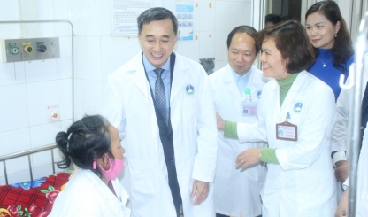 Thứ trưởng Bộ Y tế thăm và tặng quà người bệnh ung thư tại Bệnh viện đa khoa tỉnh Hải Dương